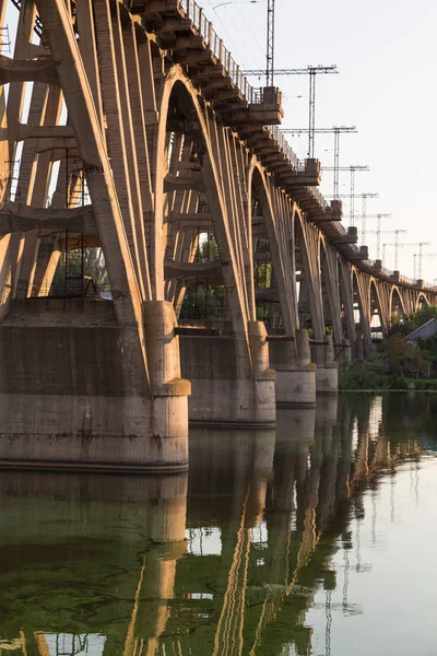 Antiguo puente ferroviario curvo sobre el río Dniéper. Dnepropetrovsk . — Foto de Stock