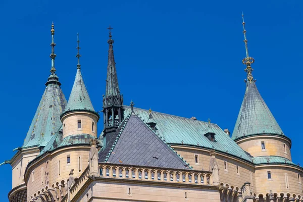 Fairytale castle Bojnice, Slovaquie. Dôme et tour de toit — Photo