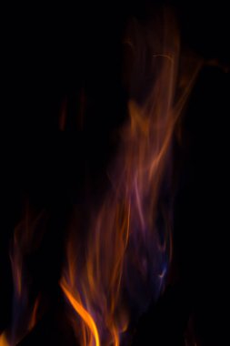 parıltı alev siyah arka plan üzerine