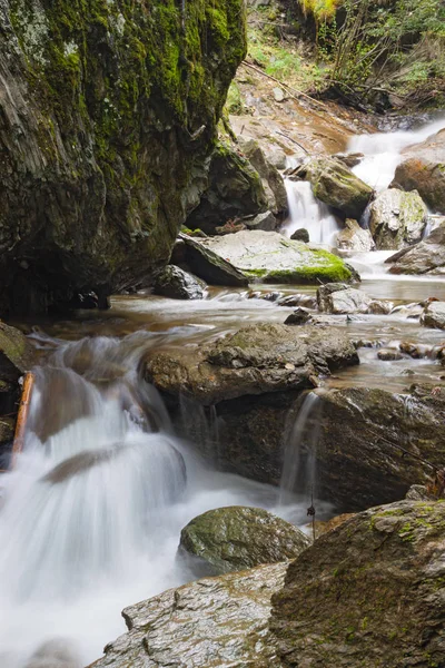 Маленький водоспад на гірському хребті — стокове фото