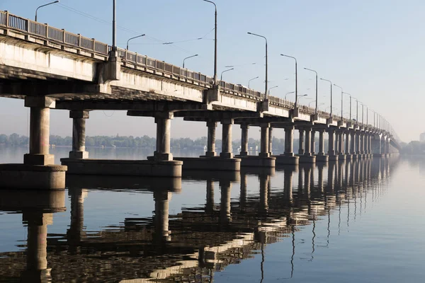 Moderne betonnen brug in perspectief. Dnepropetrovsk. — Stockfoto