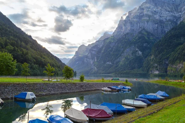 Göl kıyısında kamp. Tekne üstünde belgili tanımlık rıhtım. Switzerlan — Stok fotoğraf