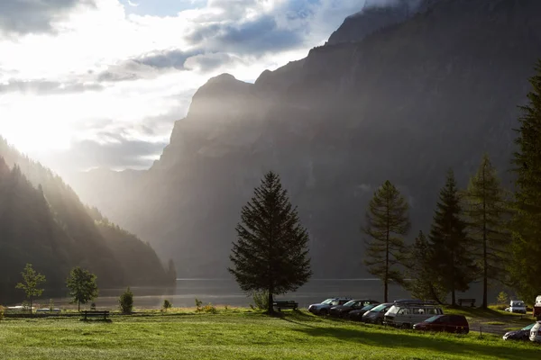 Sisli sabah göl kıyısında kamp içinde. İsviçre Alpleri — Stok fotoğraf
