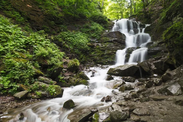 Horská vodopád Shipot. Karpaty. Ukrajina — Stock fotografie