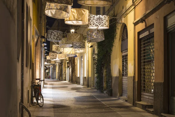 Gece city Parma, İtalya. Yaratıcı gece aydınlatma