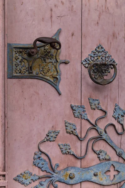 Puerta vieja con manija y golpeador de puerta — Foto de Stock
