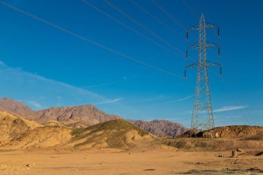 Sina dağlardaki yüksek gerilim iletim hattı