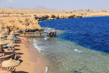 Kızıldeniz kıyısında mercan kayalığı ile plaj