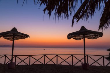 Plaj şemsiyeleri şafak kum plaj