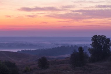 Tepelerin üstünde Misty dawn
