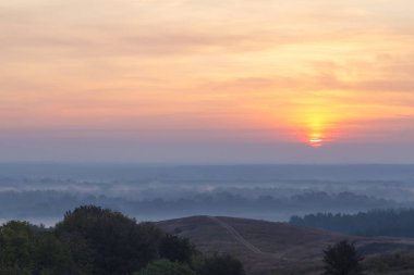 Tepelerin üstünde Misty dawn.