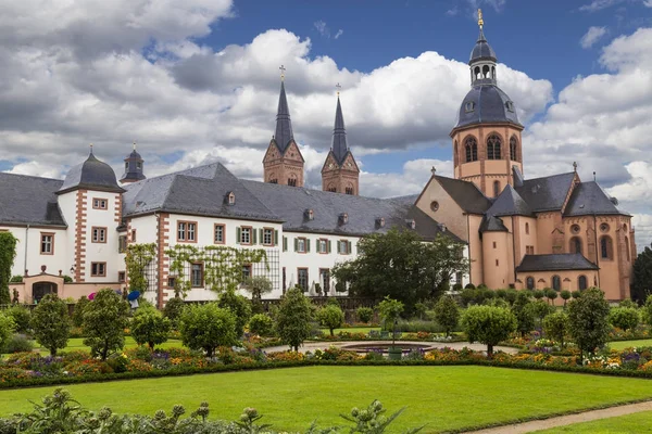 Monasterio Seligenstadt: Abadía benedictina y jardín . — Foto de Stock