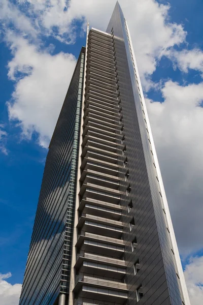 Wolkenkrabber tegen een blauwe bewolkte hemel. — Stockfoto