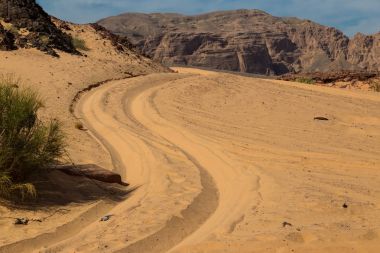 Dağlarla çevrili Sina Çölü