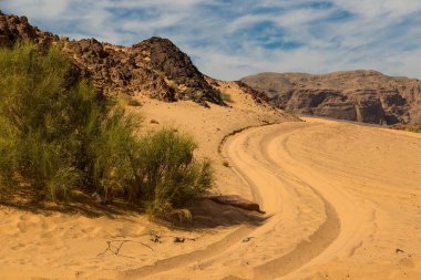 Dağlarla çevrili Sina Çölü