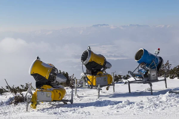 Drei Schneekanonen auf dem Gipfel des Berges — Stockfoto