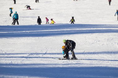 Dağ Kayak merkezinde tatil. Anne Çocuk kayak yapmak öğretmek.