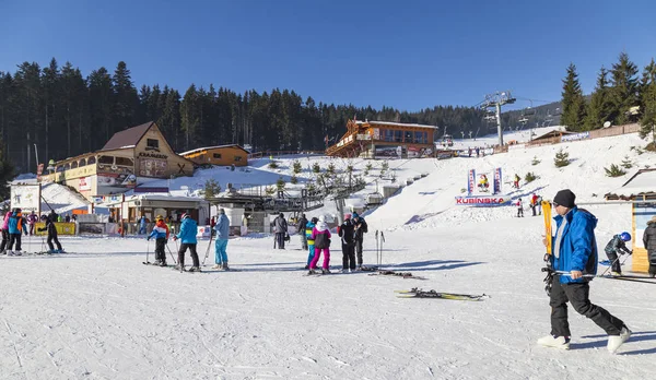 Parc de ski Kubinska Hola. Slovaquie. Personnes et ski — Photo