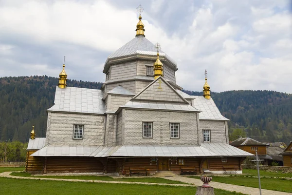 Église Sainte-Trinité dans le village de Mykulychyn. Ukraine . — Photo