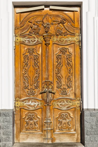 Antigua puerta de madera con motivos tallados — Foto de Stock