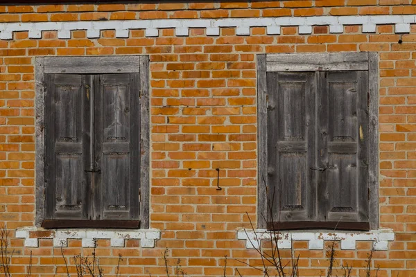 Dwa Okna Zatrzaśniętych Okiennic Drewnianych Czerwonej Cegły Stary Ściana Szczelnie — Zdjęcie stockowe