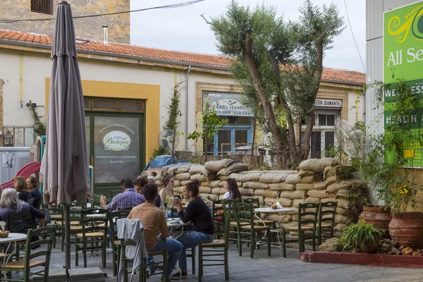 Kıbrıs. Cityl Lefkoşa - bölünmüş başkenti. Sınır Cafe