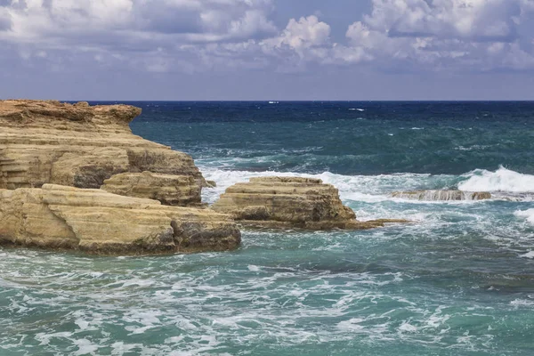 Deniz manzarası. Paphos yakınındaki sahil. Kıbrıs — Stok fotoğraf