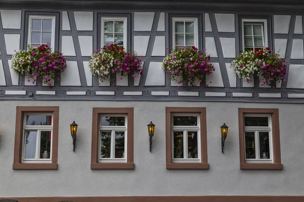 Beau mur avec fenêtres d'un ancien hou historique à colombages — Photo