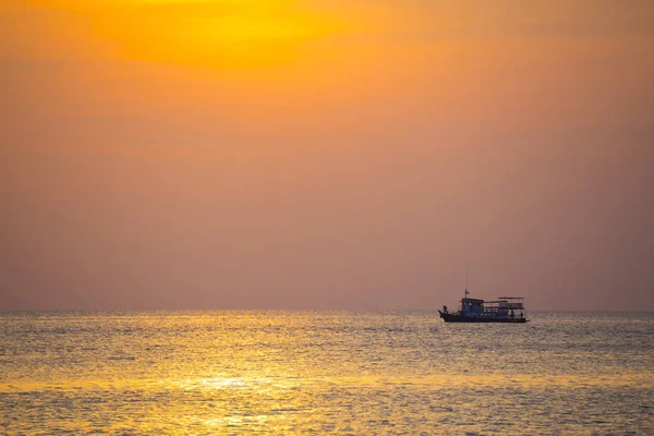 Atardecer dorado tropical sobre el océano. Tailandia — Foto de Stock
