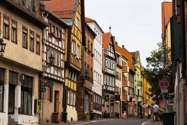 Kasaba Aschaffenburg, Almanya. Eski şehrin sokak 