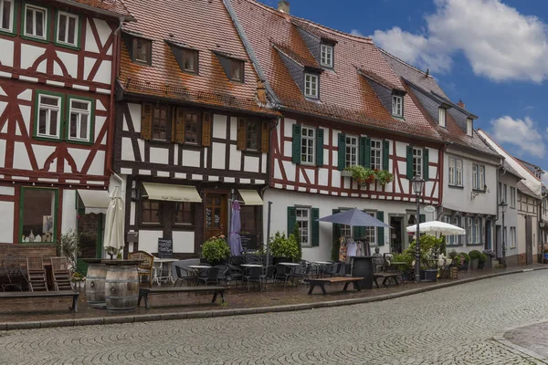 Antica città Seligenstadt, Germania. Strada della città vecchia. Colonnello — Foto Stock