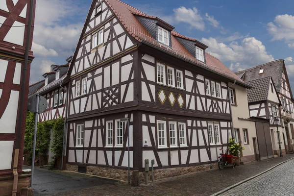 Oude stad Seligenstadt, Duitsland. Straat van de oude stad. Col — Stockfoto