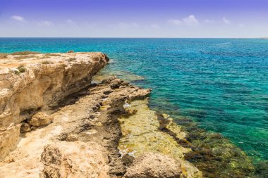 Akdeniz kıyısında taşlarla deniz manzarası. 