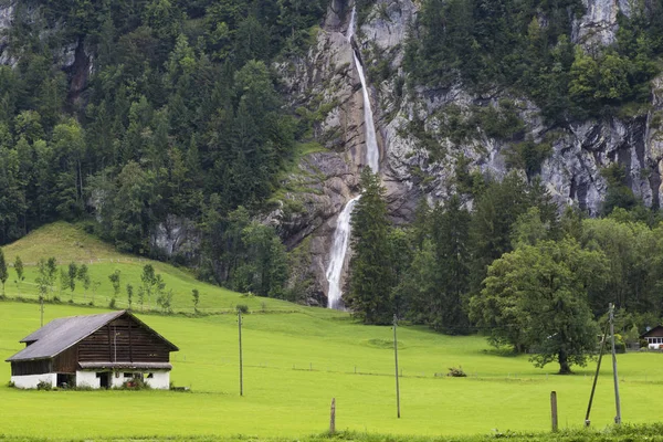 Hut i bergen. Alpina bergslandskap. Sommar i Swis — Stockfoto