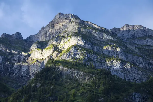 Утром Горах Горные Вершины Освещенные Солнцем Против Голубого Неба Швейцарские — стоковое фото