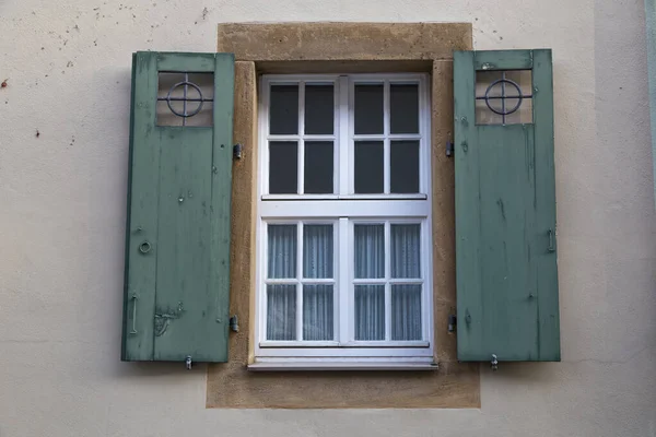 Forntida färgglada fönster med öppna trä fönsterluckor på väggen i hou — Stockfoto