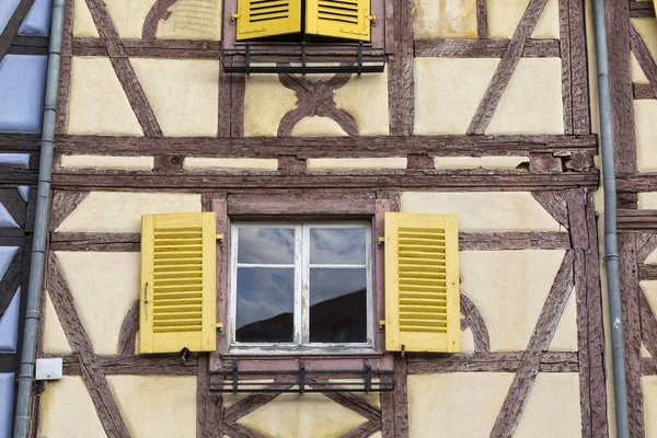 Parede medieval colorida de casa de meia-madeira velha com w de madeira — Fotografia de Stock