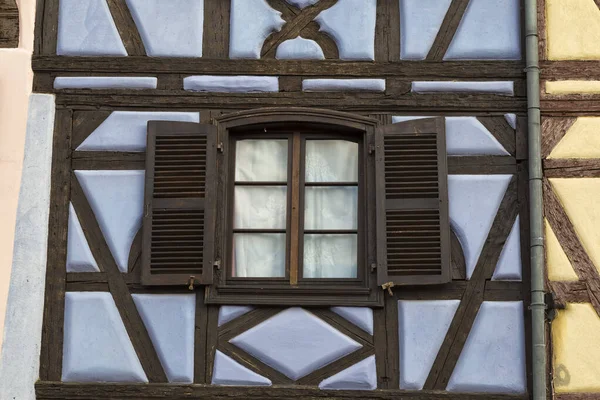 Middeleeuwse muur met houten ramen, close-up. — Stockfoto