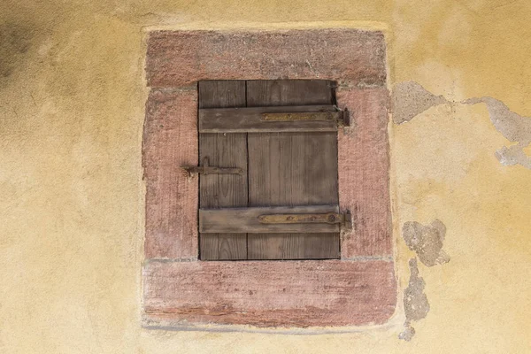 Pequeña puerta de madera antigua con un pestillo oxidado de hierro, primer plano — Foto de Stock