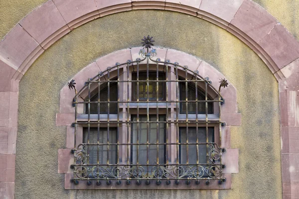 Vitre ancienne multicolore avec treillis décoratif — Photo