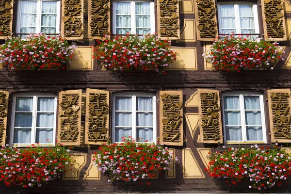 Belle façade d'une ancienne maison à colombages avec fenêtres — Photo