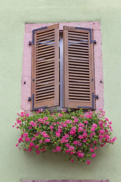 Окно с закрытыми деревянными ставнями на древней стене — стоковое фото