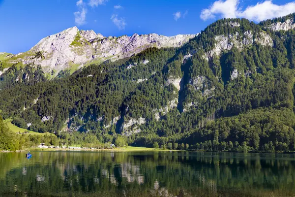 Doğal dağ gölü Klntalersee. Glarus Kantonu. İsviçre — Stok fotoğraf