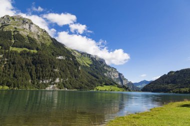 Doğal dağ gölü Klntalersee. Glarus Kantonu. İsviçre