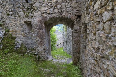 Taş kale gibi. Gallenstein Kalesi açık havada. Avusturya.