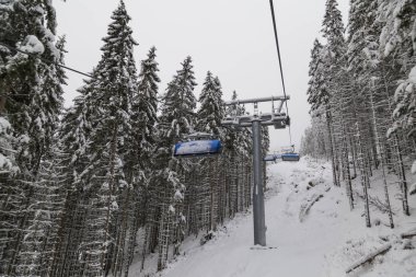 Kayak merkezinde teleferik. Rohace, Spalena, Batı Tatras. Slova