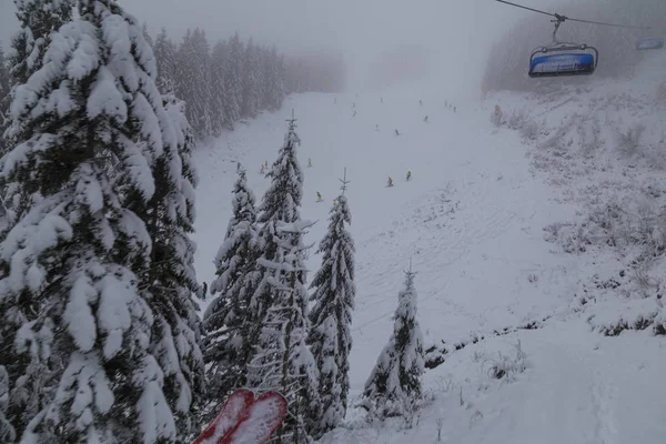 Les skieurs skient sur la piste brumeuse. Centre de ski Rohace - Spalena, Z — Photo