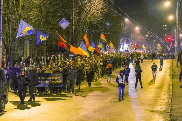 Mars av ukrainska nationalister för att hedra födelsedag Ste — Stockfoto