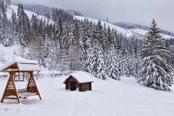 Ruheplatz, Spielplatz in den Bergen im Winter. Westliche t — Stockfoto