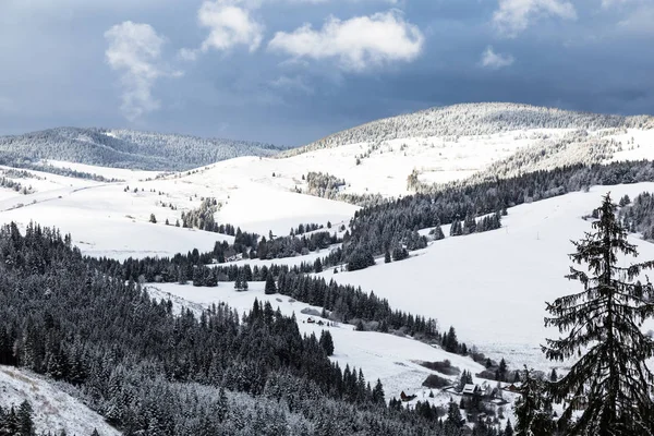 Bovenaanzicht van besneeuwde vallei — Stockfoto